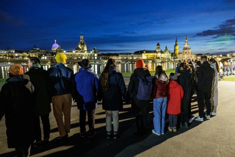 Tausende gedenken Zerstörung Dresdens durch Bombenangriffe in Zweitem Weltkrieg 