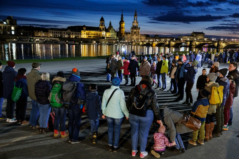 Gedenken an Luftangriffe auf Dresden: Unbekannte beschädigen Kerzen und Kränze