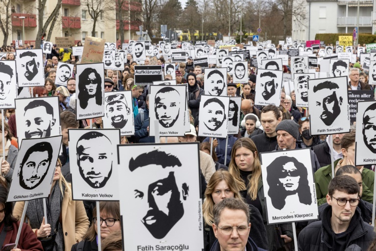 Tausende Menschen erinnern an Opfer von rassistischem Anschlag in Hanau