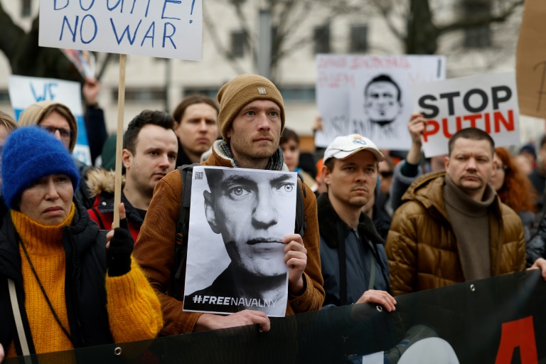 Tod von Nawalny: Hunderte demonstrieren vor Botschaft in Berlin gegen Putin