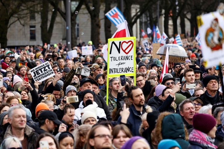 Erneut zehntausende Teilnehmer bei Demonstrationen gegen Rechtsextremismus