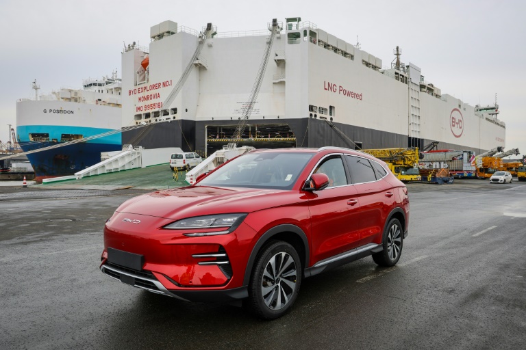 Erster für chinesische Autofirma BYD gebauter Frachter in Bremerhaven eingelaufen