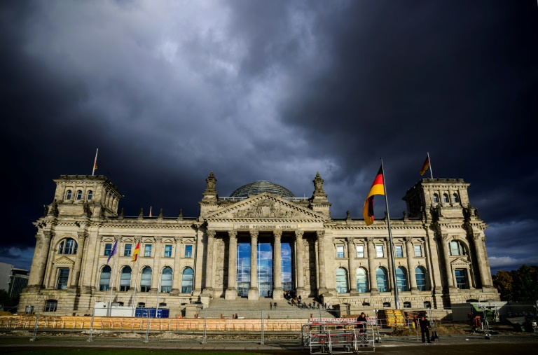 AfD provoziert Eklat in Bundestagsausschuss: Abgeordneter reißt Leitung an sich