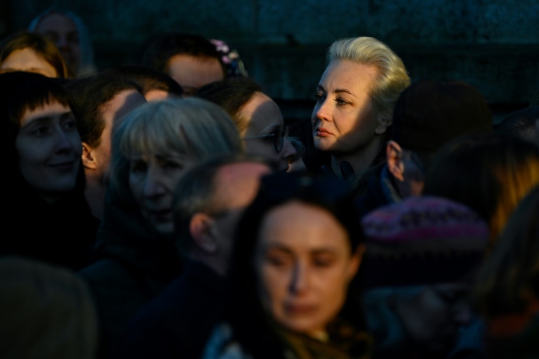 Nawalnaja betritt unter Jubel von Unterstützern russische Botschaft zur Stimmabgabe