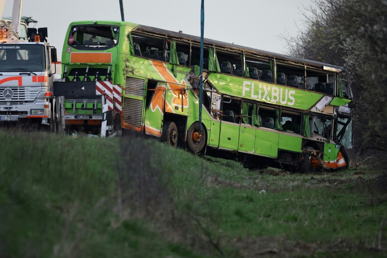 Fünf Tote und rund 20 Verletzte bei Busunglück auf Autobahn 9 bei Leipzig