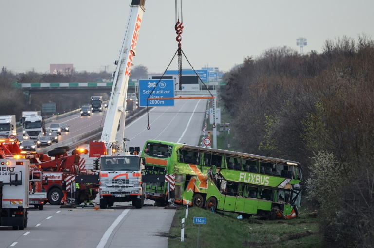 Nach schwerem Busunfall bei Leipzig: Identität der vier Toten noch nicht geklärt