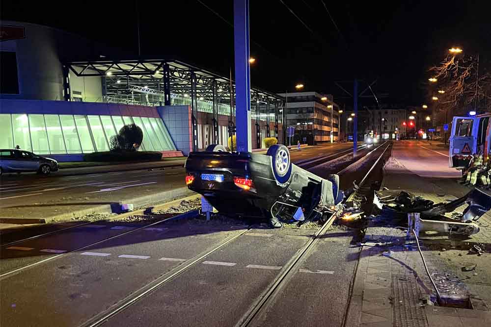 Düsseldorf: Spektakulärer Verkehrsunfall bei Verfolgungsjagd