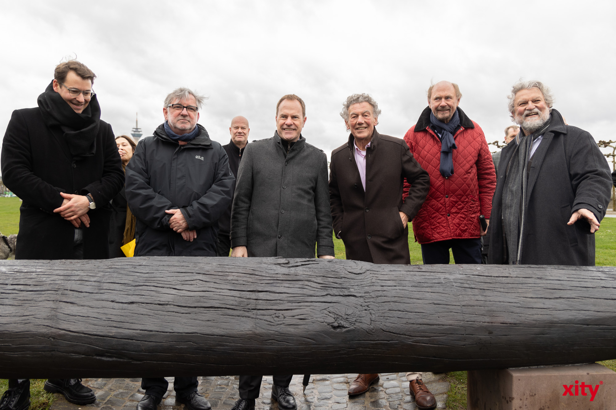 Bronzeskulptur „Begehbares Boot“ in Düsseldorf eingeweiht