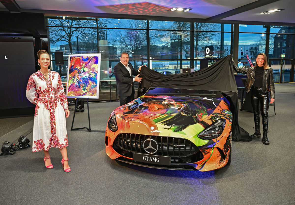 Mercedes-Niederlassung Düsseldorf zeigt Tina Reichel