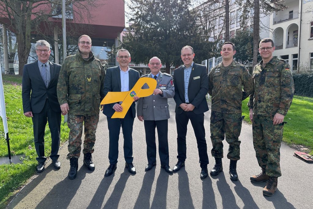 Landrat Siebert erhält „Gelbe Schleife“ der Bundeswehr