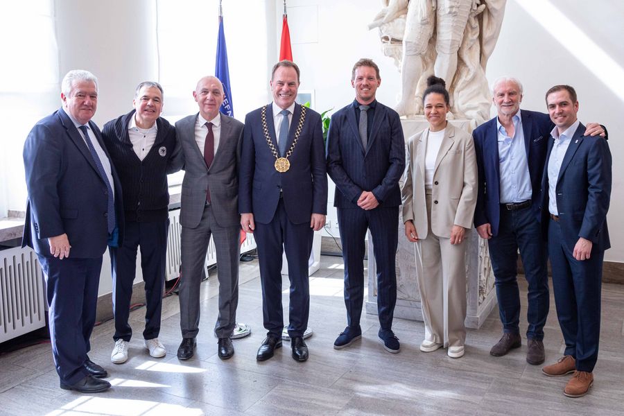 DFB-Degelation zu Gast im Düsseldorfer Rathaus