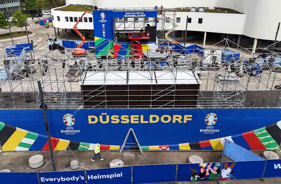 EURO 2024: Aufbau der ersten Fan Zone in Düsseldorf