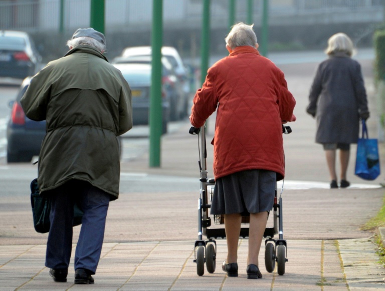 Frauen ab 65 Jahren erhalten über ein Viertel weniger Alterseinkünfte als Männer