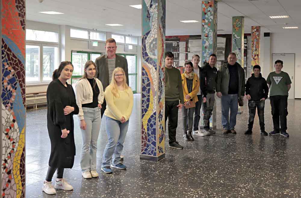 Mosaiksteine wandeln Krefelder Schulfoyer zur Kunstausstellung