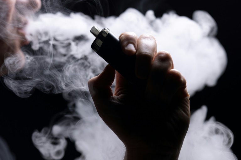 Großteil der Jugendlichen Nichtraucher - Einweg-E-Zigarette bei Rauchern beliebt