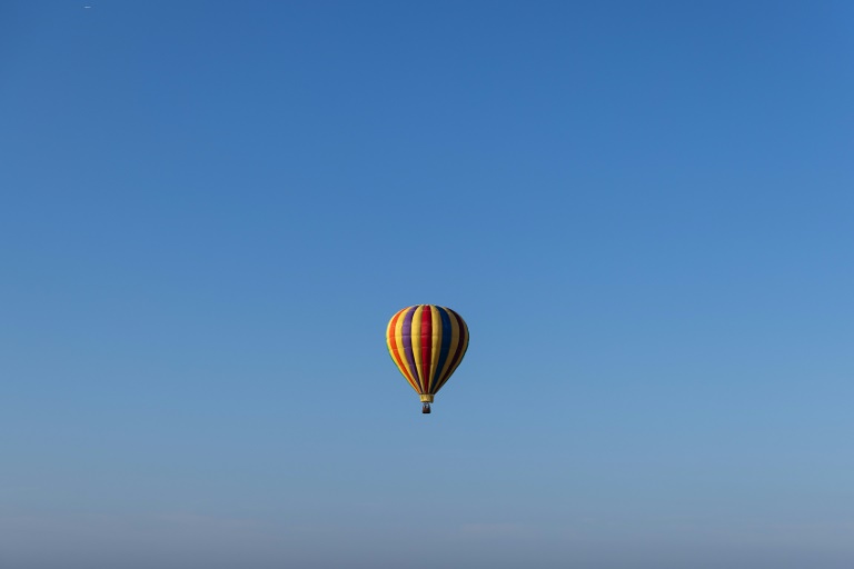 Schreck für Bewohner: Heißluftballon schleift über Hausdach