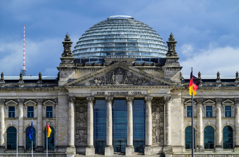 Drohne flog mit russischer Fahne am Reichstagsgebäude in Berlin