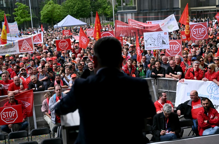 Tausende Thyssenkrupp-Angestellte protestieren in Essen gegen Verkaufspläne