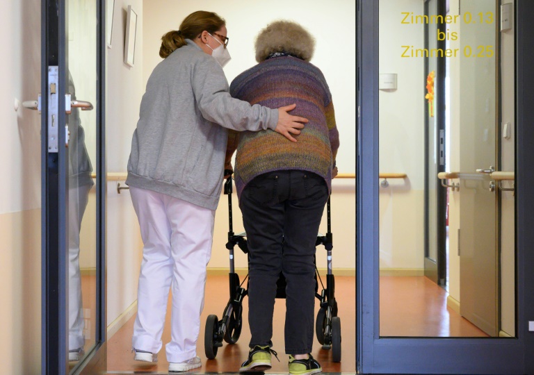 Tag der Pflegenden: Rufe nach Entlastung von Pflegekräften und Angehörigen