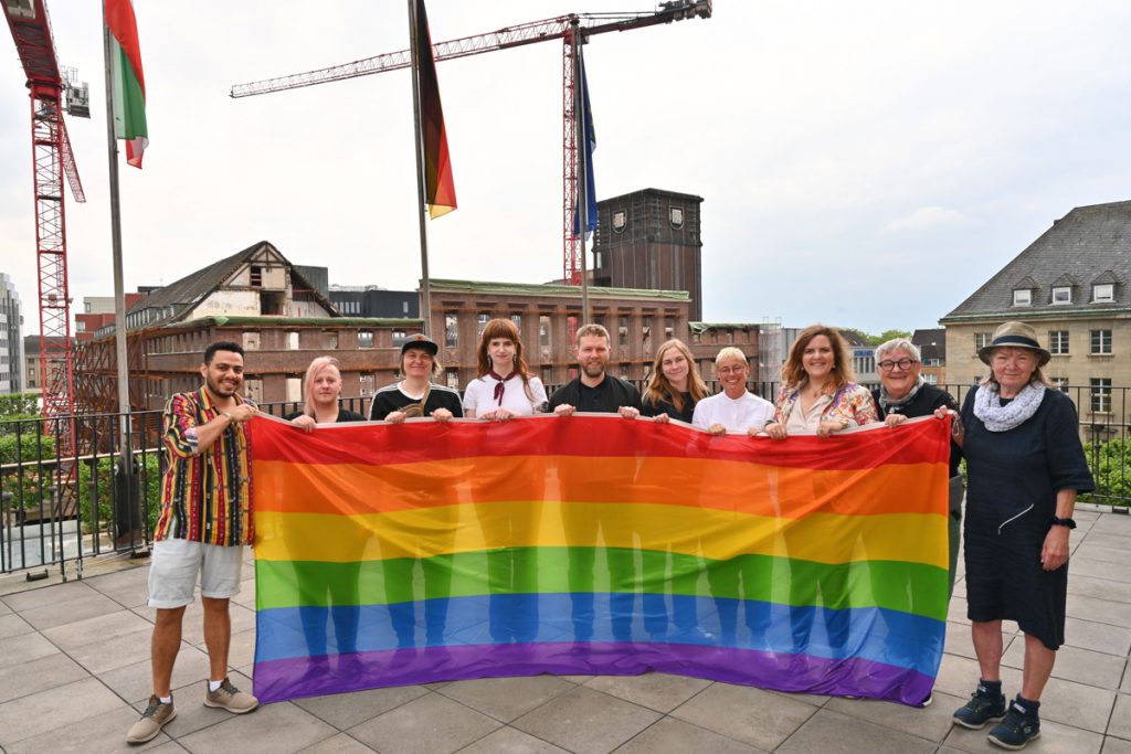 Bochum setzt mit Regenbogenfahne Zeichen gegen Diskriminierung