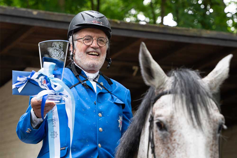 Blau-Weiss Fuchsjagd: Walter Schmitz gewinnt Pokal