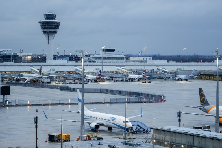 Bundespolizei unterbindet "sexuelle Handlungen" von Liebespaar in Flugzeug