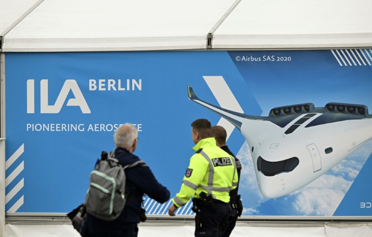 Luftfahrtmesse ILA in Berlin eröffnet - Kanzler gibt Branche Rückendeckung