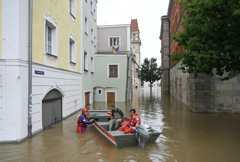 Trotz teilweise sinkender Pegelstände: Hochwasserlage bleibt angespannt