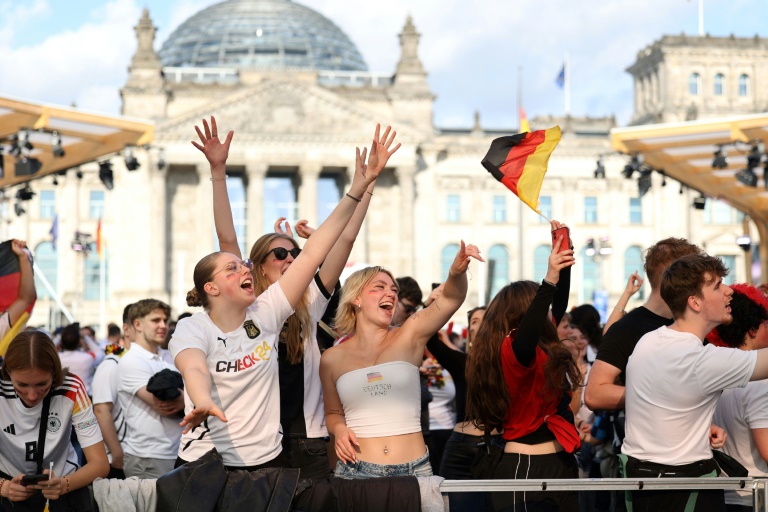 Mehrere Fußballsongs unter Top 10 von deutschen Singlecharts