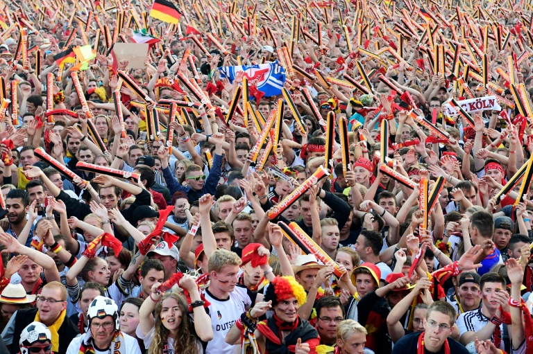 Angst vor Anschlägen und volle Fanmeilen: Mehrheit guckt Fußball-EM im Fernsehen