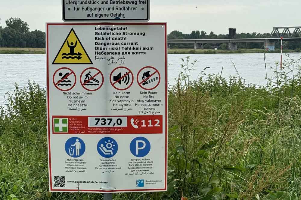 Hinweisschilder warnen vor den Gefahren des Badens im Rhein