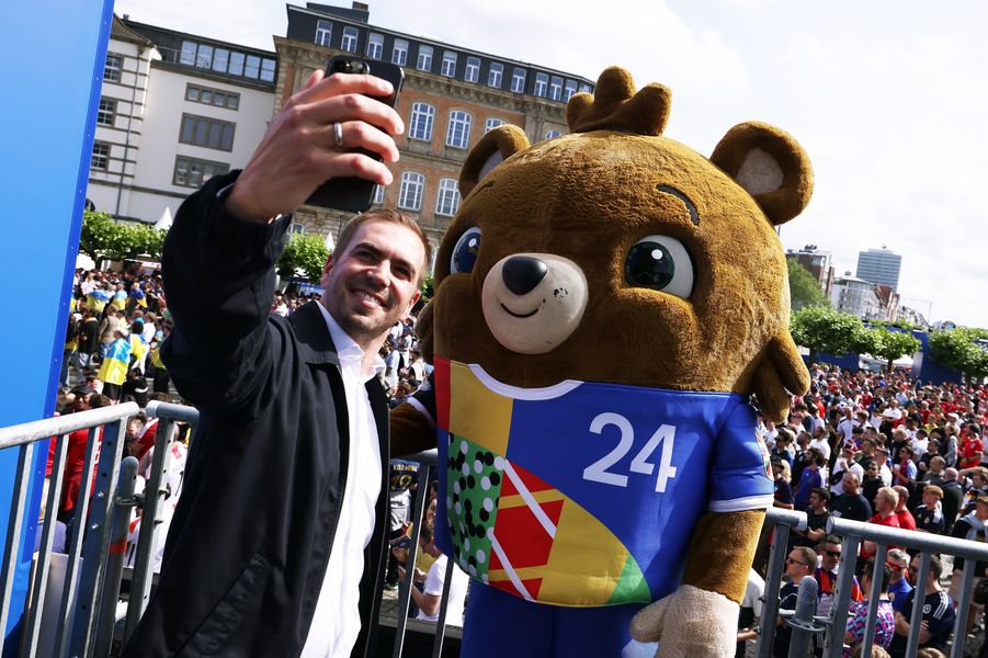 Philipp Lahm besucht die Fan Zone in Düsseldorf