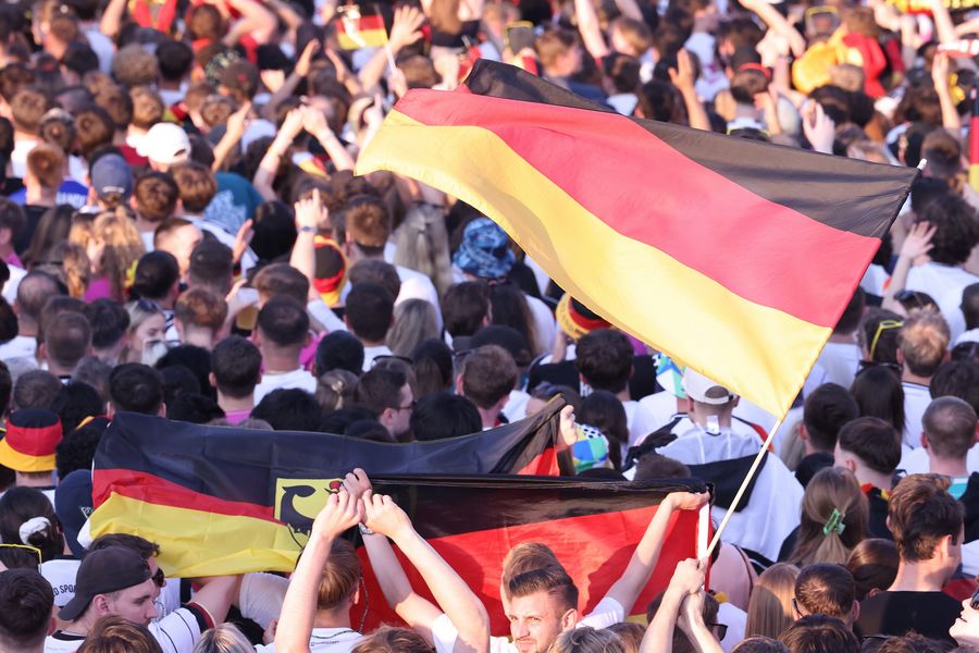 Düsseldorf: 15.000 Besucher feiern in den Fan Zones
