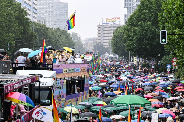 Hunderttausende ziehen zu Christopher Street Day durch Berliner Straßen