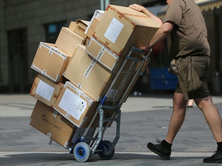 Diebstahl von Lieferwagen: Paketbote springt auf Motorhaube und wird mitgeschleift