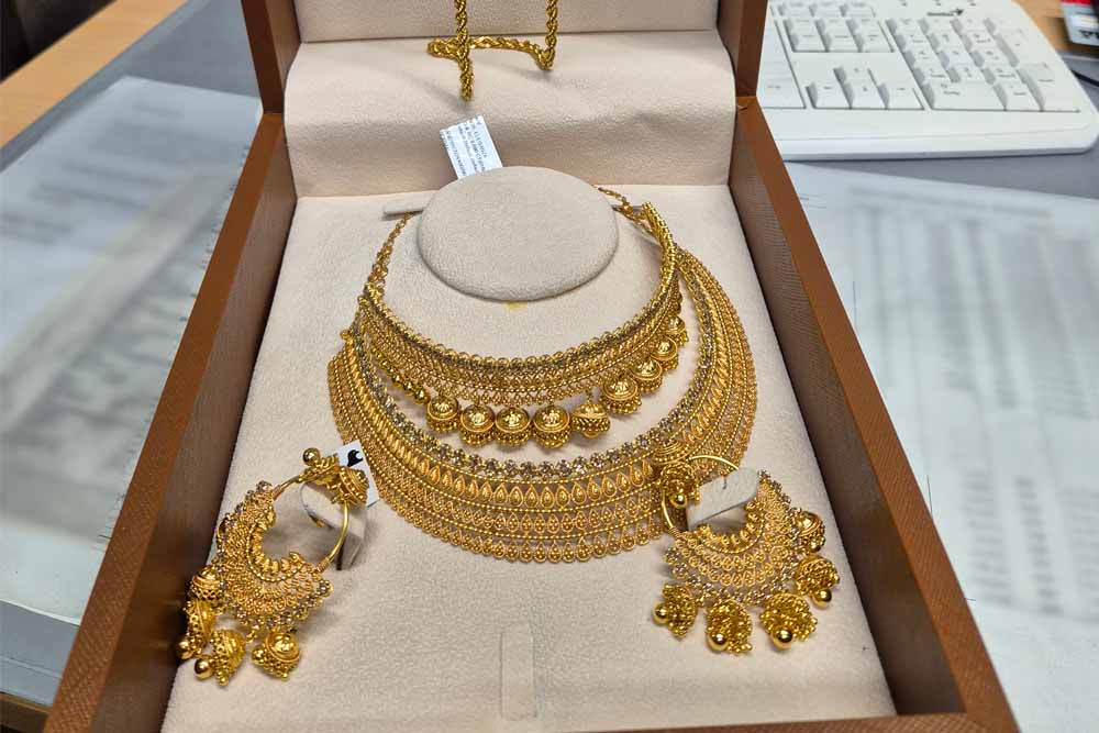 Zoll am Düsseldorfer Flughafen beschlagnahmt Goldschmuck