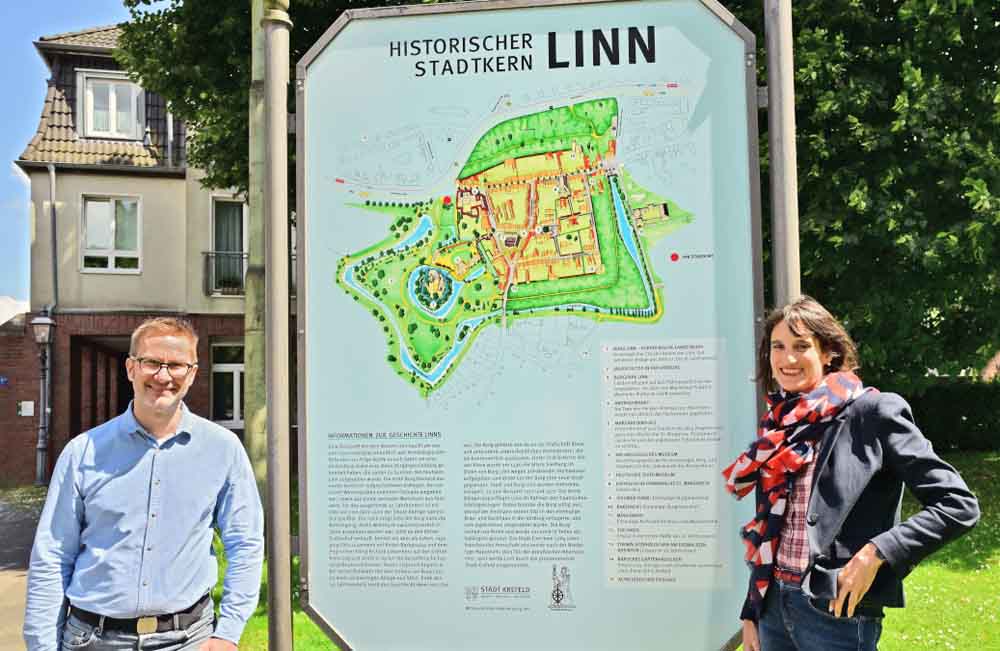 Informationstafeln für Touristen an der Linner Altstadt