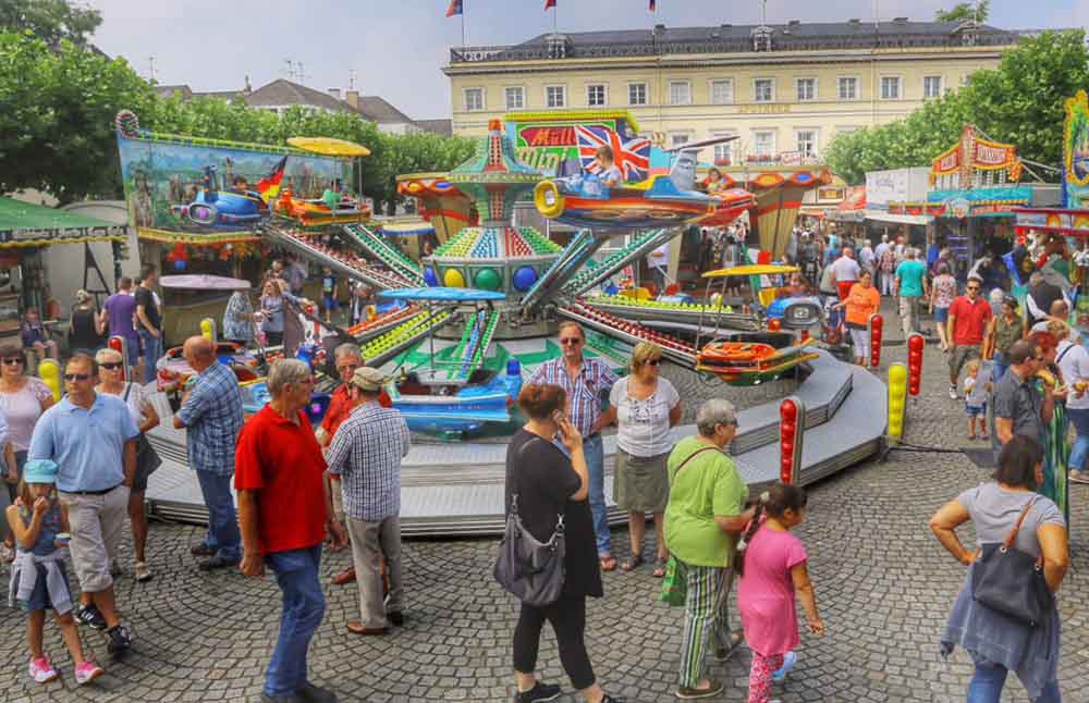 Krefeld: Kirmes auf dem Marktplatz in der Rheinstadt