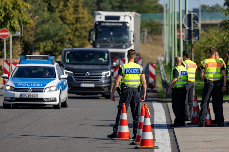 Lebensgefährliche Schleusung in Weinlaster: Zwei Männer in Dresden angeklagt