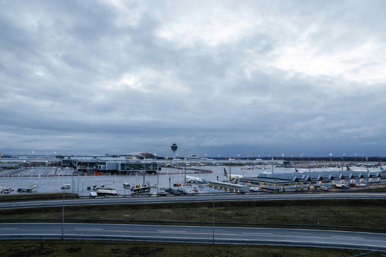 Mann schafft es am Münchner Flughafen zweimal ohne gültiges Ticket ins Flugzeug