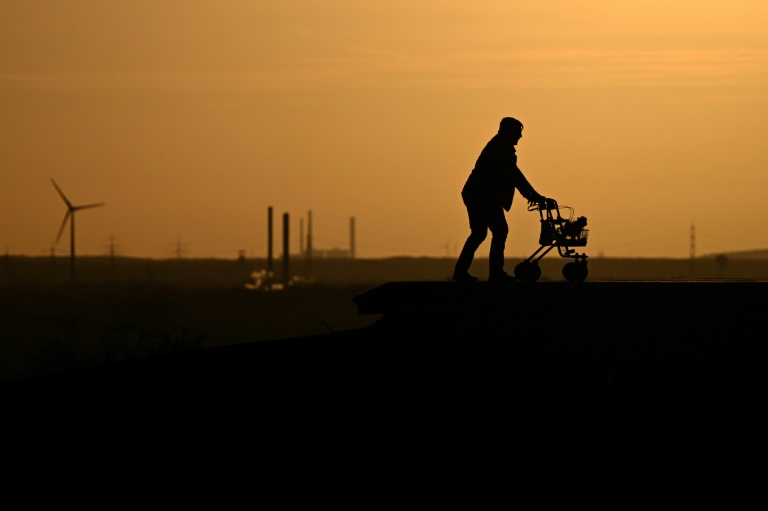 92-Jährige quert mit Rollator Schienen: Trotz Berühung mit Zug keine Verletzungen