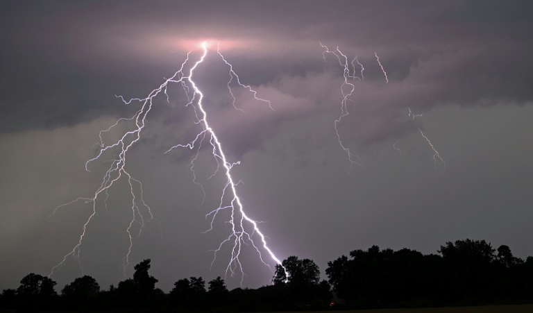 Heftige Unwetter in Teilen Deutschlands: Straßen überschwemmt und Züge gestrandet