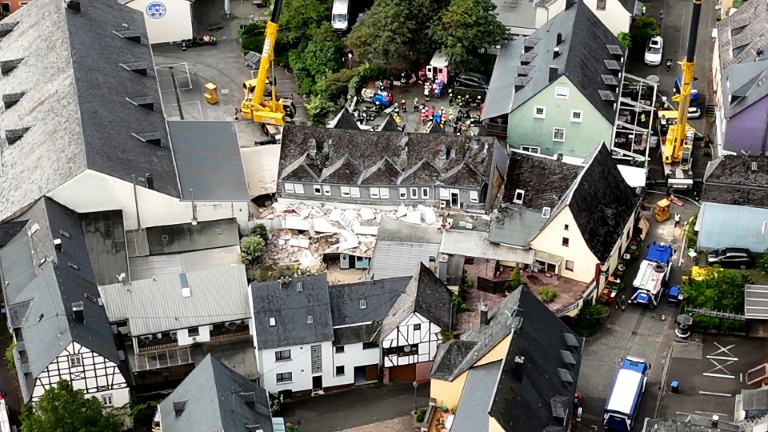 Bergungsarbeiten an eingestürztem Hotel in Rheinland-Pfalz laufen weiter