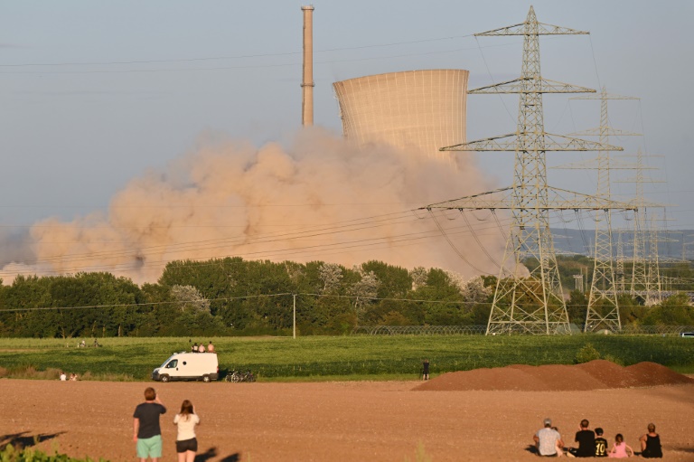 Kühltürme von Atomkraftwerk Grafenrheinfeld in Bayern gesprengt