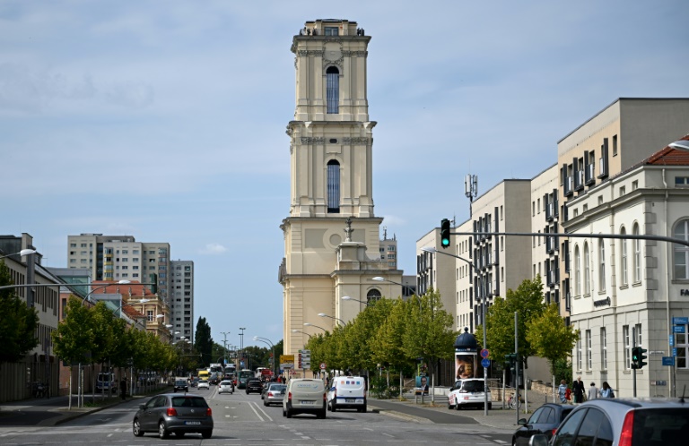 Turm der umstrittenen Garnisonkirche in Potsdam mit Farbe beworfen