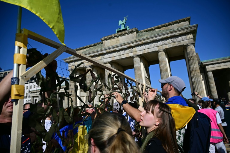 Polizei: Mann verletzt sich selbst mit Messer bei pro-ukrainischer Kundgebung in Berlin