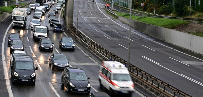 Klimademonstranten seilen sich von Autobahnbrücke bei Bremen ab