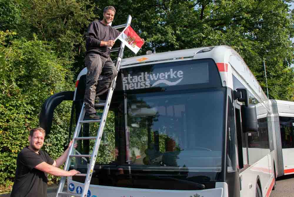 Stadtwerke-Busflotte für Neusser Schützenfest beflaggt