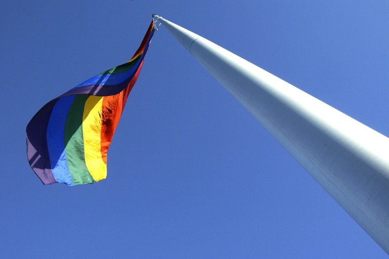 Regenbogenflagge durch Hakenkreuzfahne ersetzt: Ermittlungen in Neubrandenburg