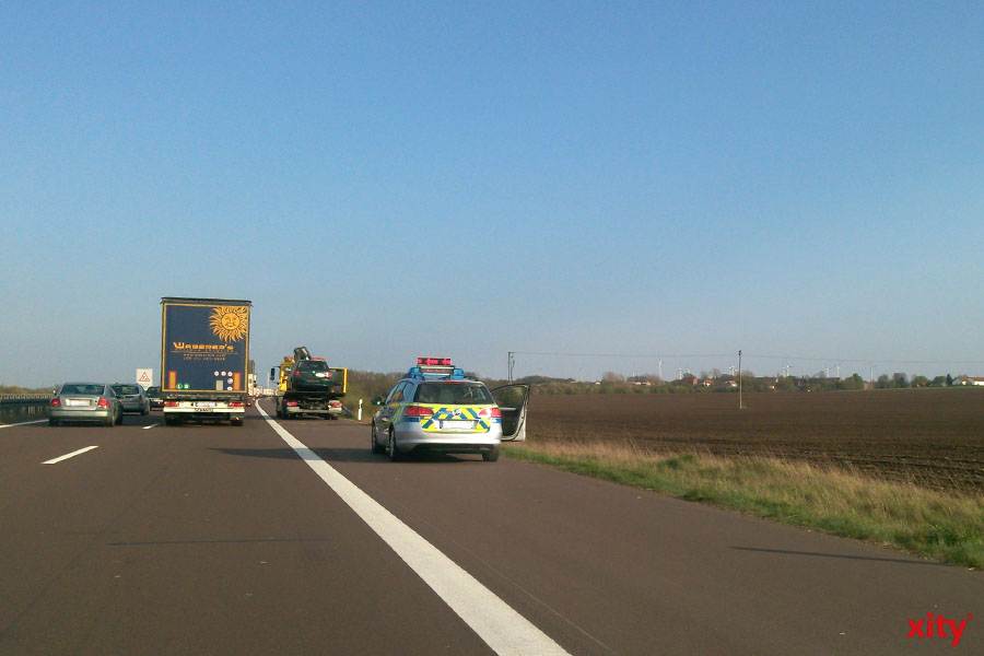 Auto auf der Autobahn wird abgeschleppt